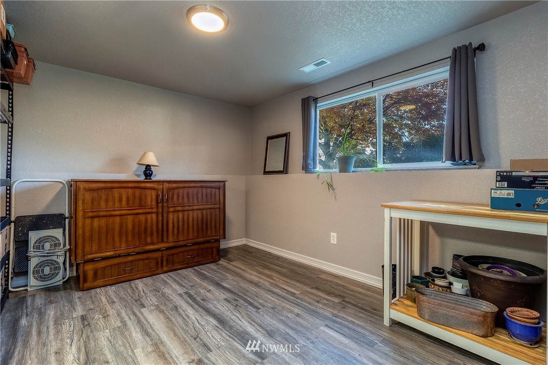 356 Bussell Road Walla Walla, WA 99362 - Photo 24 of 34 a bedroom with furniture and a window
