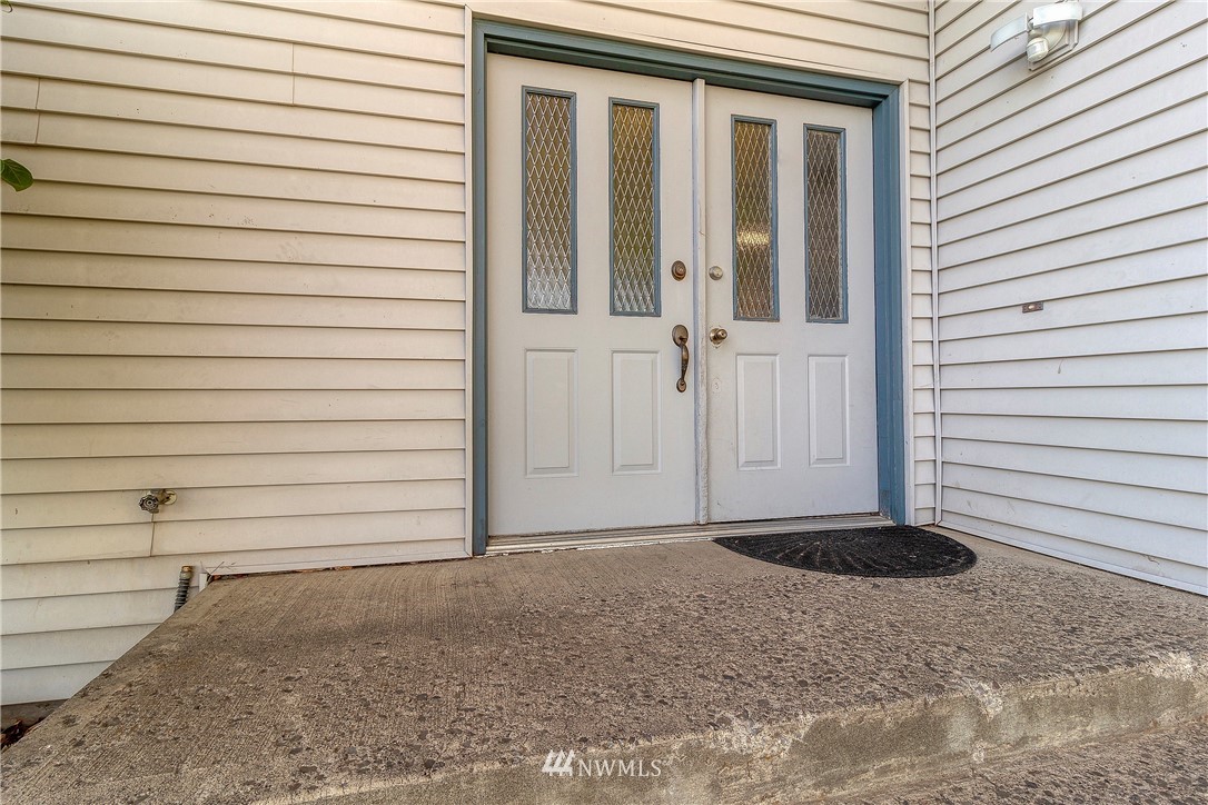 356 Bussell Road Walla Walla, WA 99362 - Photo 34 of 34 a view of wooden door