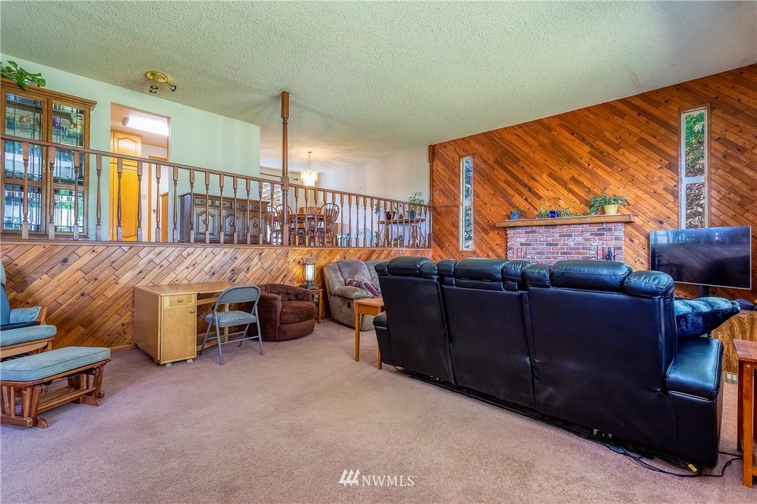 356 Bussell Road Walla Walla, WA 99362 - Photo 5 of 34 a bedroom with furniture and a window