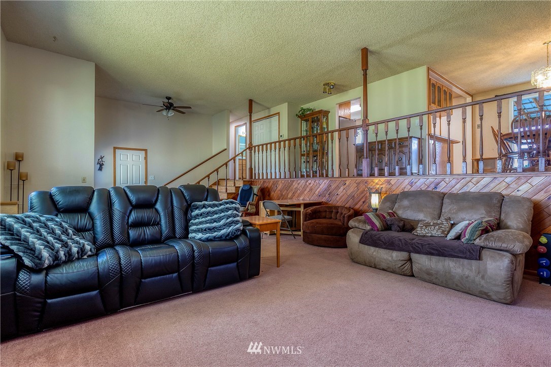 356 Bussell Road Walla Walla, WA 99362 - Photo 6 of 34 a living room with furniture