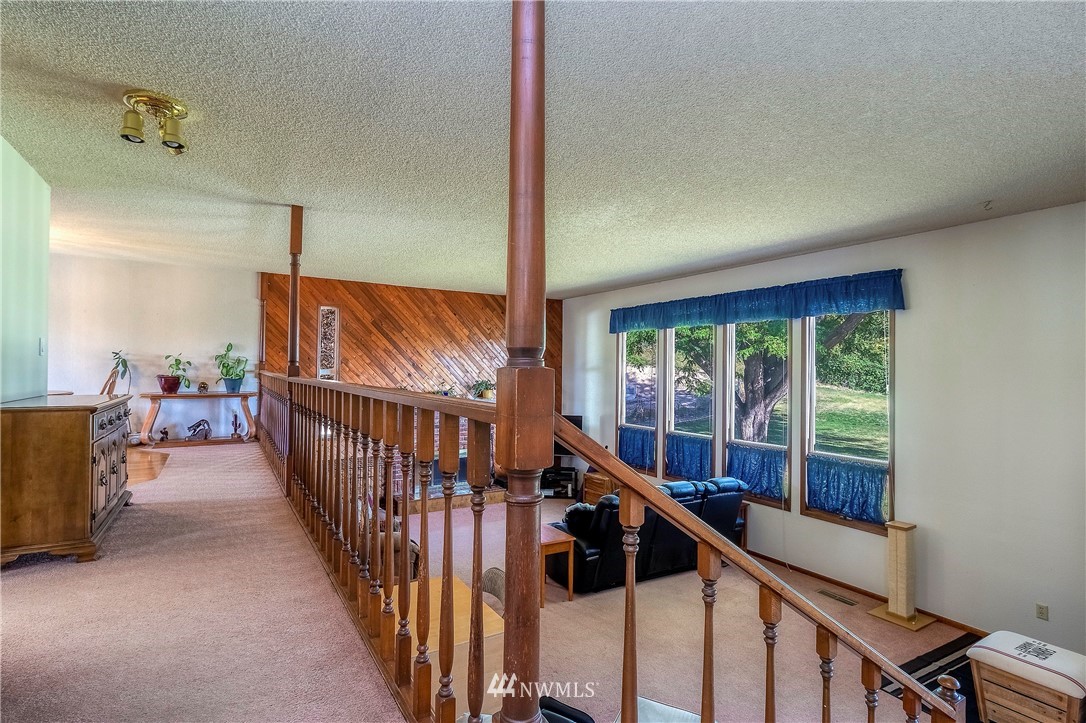 356 Bussell Road Walla Walla, WA 99362 - Photo 8 of 34 a view of an entryway with wooden floor