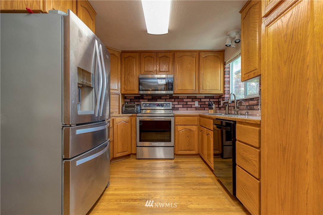 356 Bussell Road Walla Walla, WA 99362 - Photo 9 of 34 a kitchen with stainless steel appliances granite countertop a stove and a refrigerator