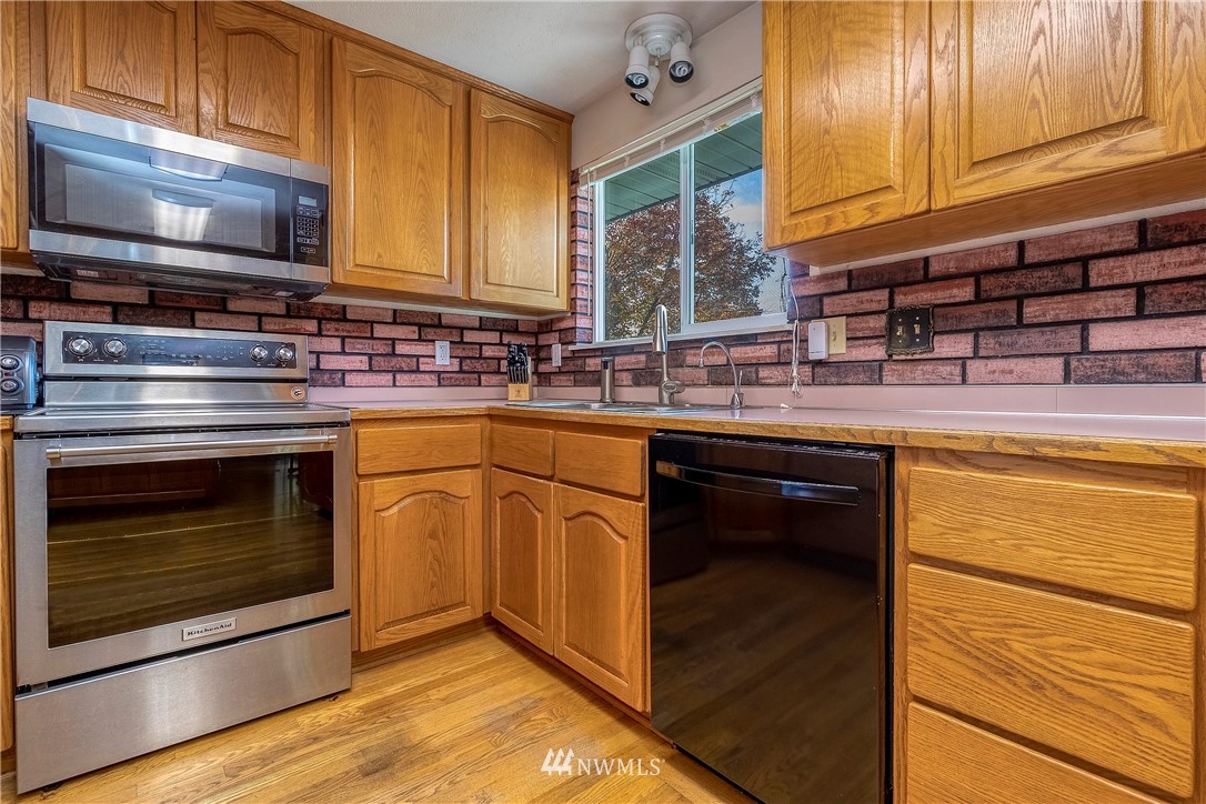 356 Bussell Road Walla Walla, WA 99362 - Photo 10 of 34 a kitchen with stainless steel appliances granite countertop a stove microwave and cabinets