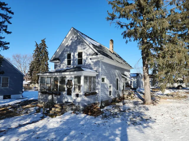 $250,000 | 1711 4th Street East, St. Paul, MN 55106