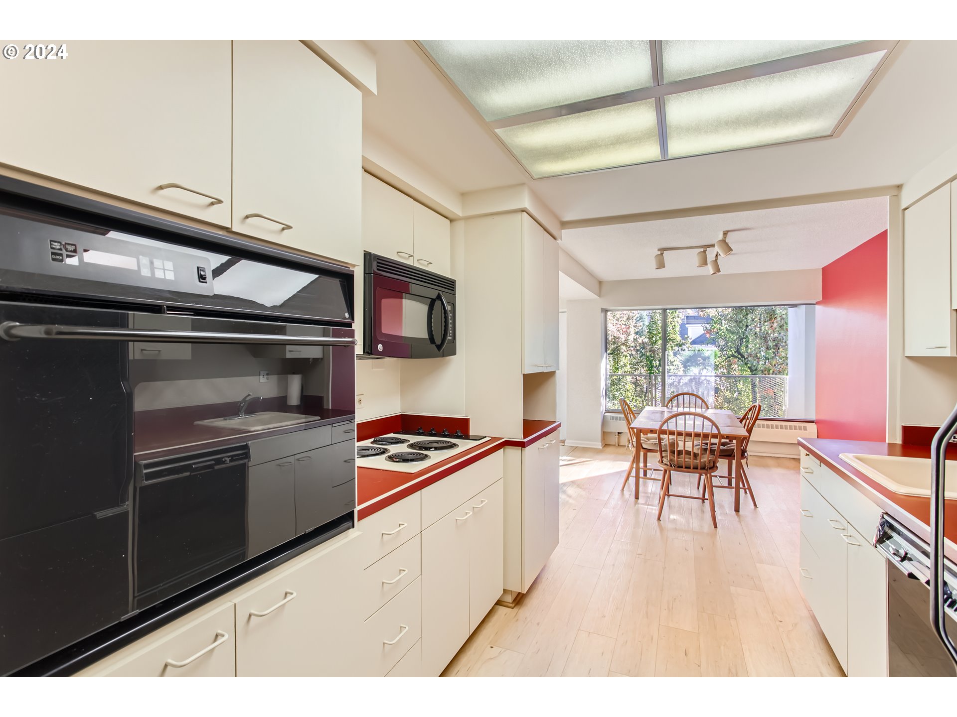 2323 Southwest Park Place, Unit 302 Portland, OR 97205 - Photo 11 of 25