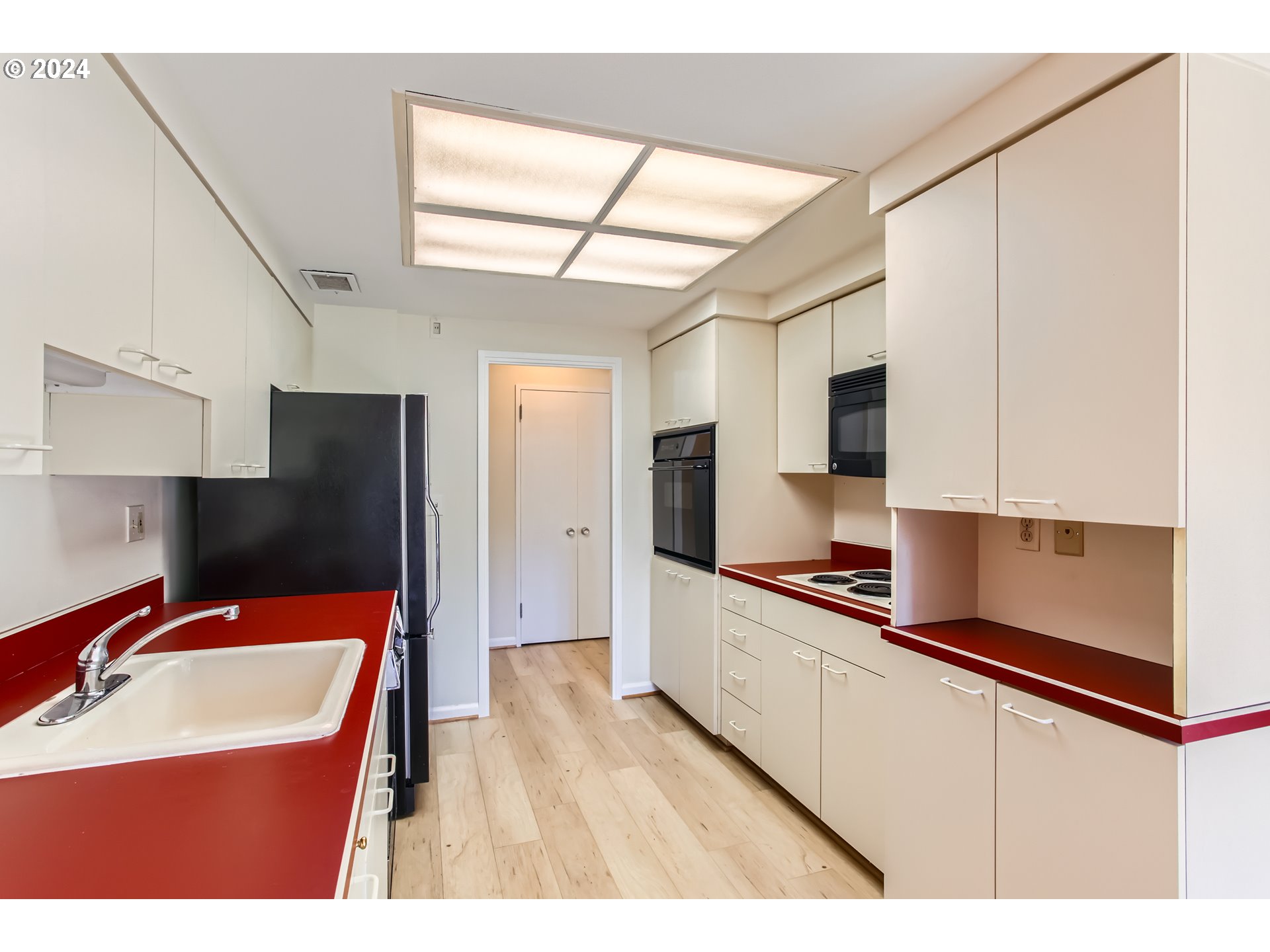 2323 Southwest Park Place, Unit 302 Portland, OR 97205 - Photo 13 of 25