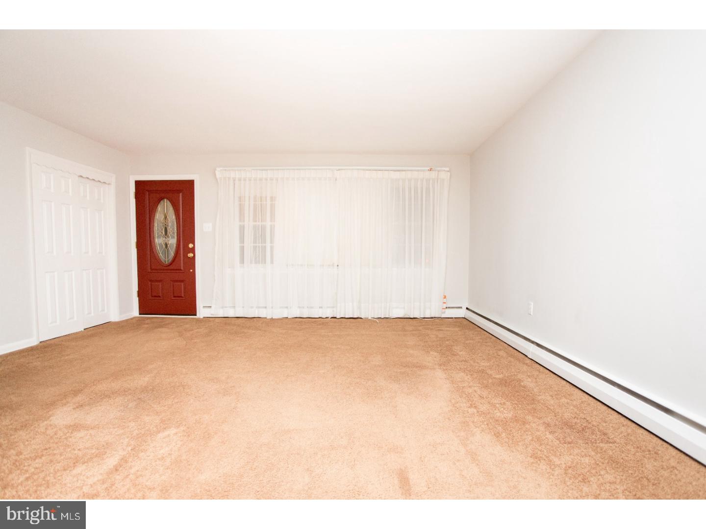 10143 Proctor Road Philadelphia, PA 19116 - Photo 4 of 24 Living Room