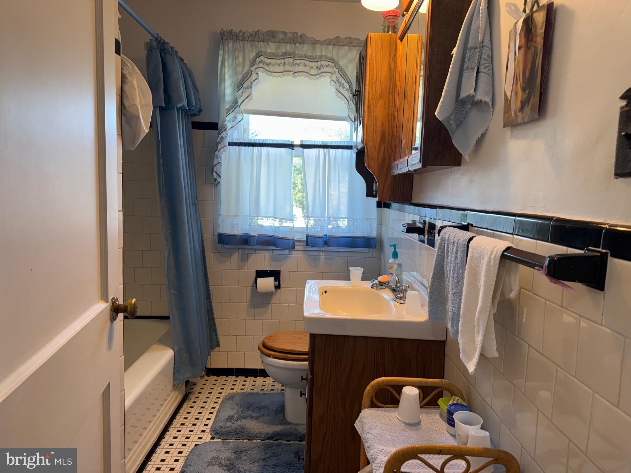 349 Grove Park Road Baltimore, MD 21225 - Photo 13 of 22 a bathroom with a sink toilet and tub