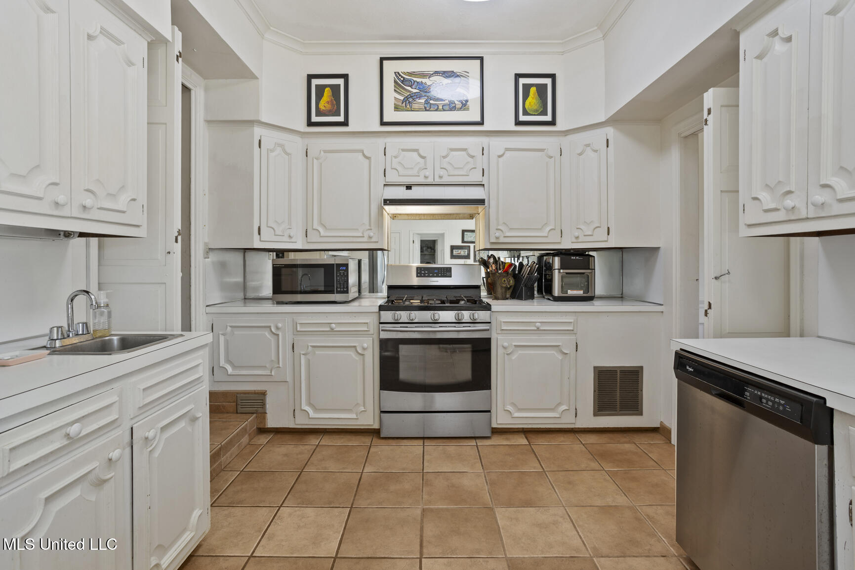 1431 Roxbury Place Jackson, MS 39211 - Photo 12 of 25 Gas Range