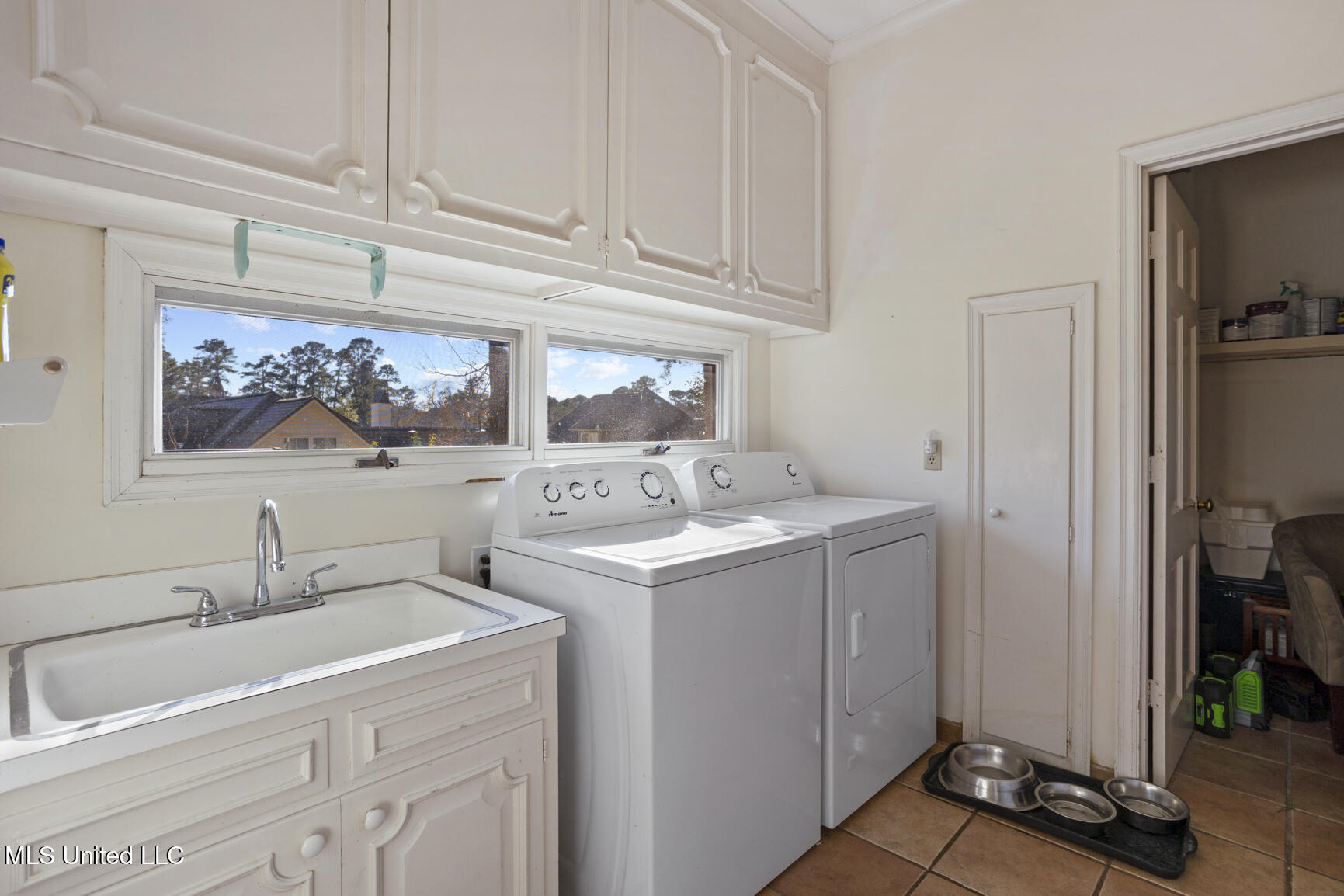 1431 Roxbury Place Jackson, MS 39211 - Photo 15 of 25 Laundry Room