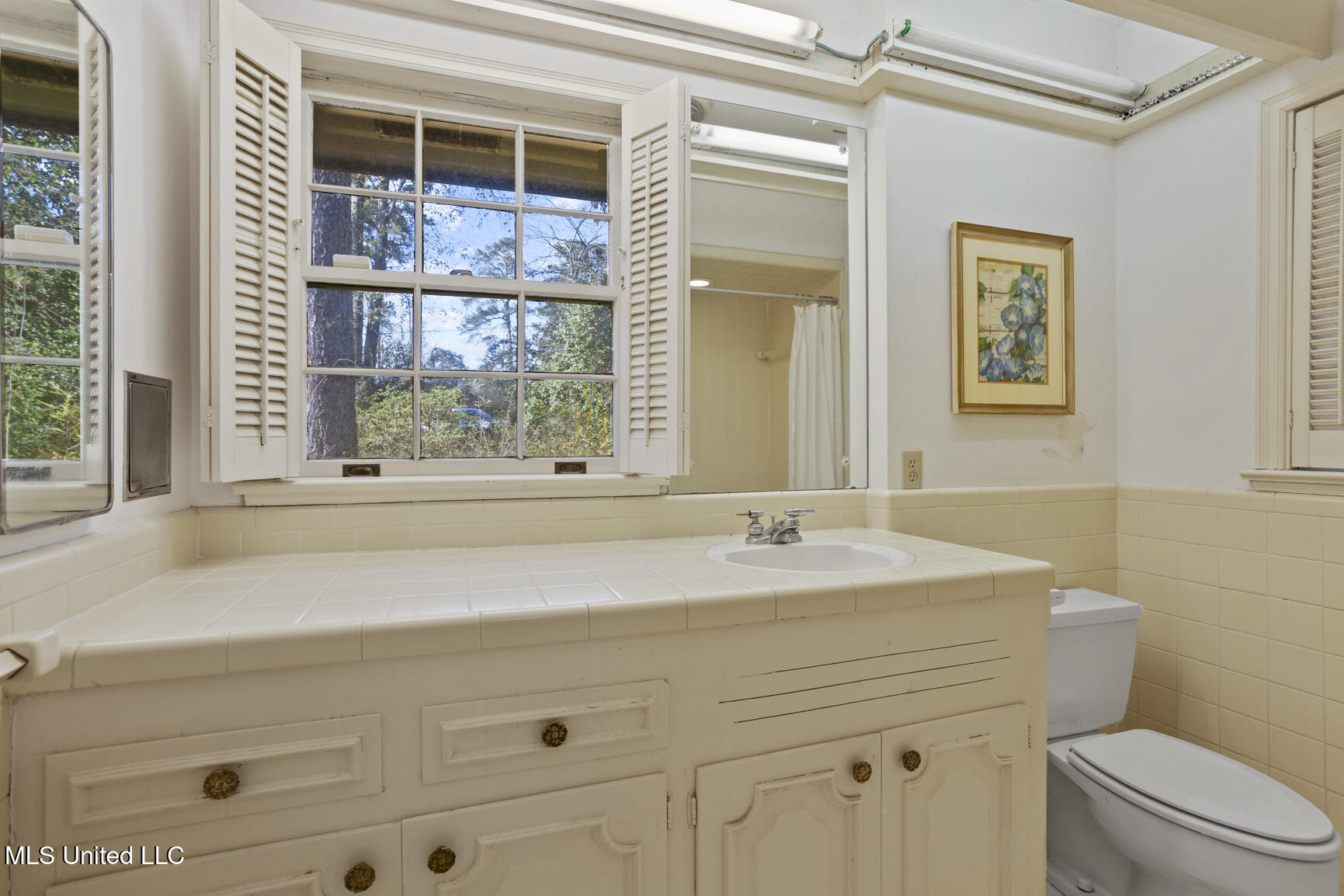1431 Roxbury Place Jackson, MS 39211 - Photo 18 of 25 Vanity In Primary Bathroom