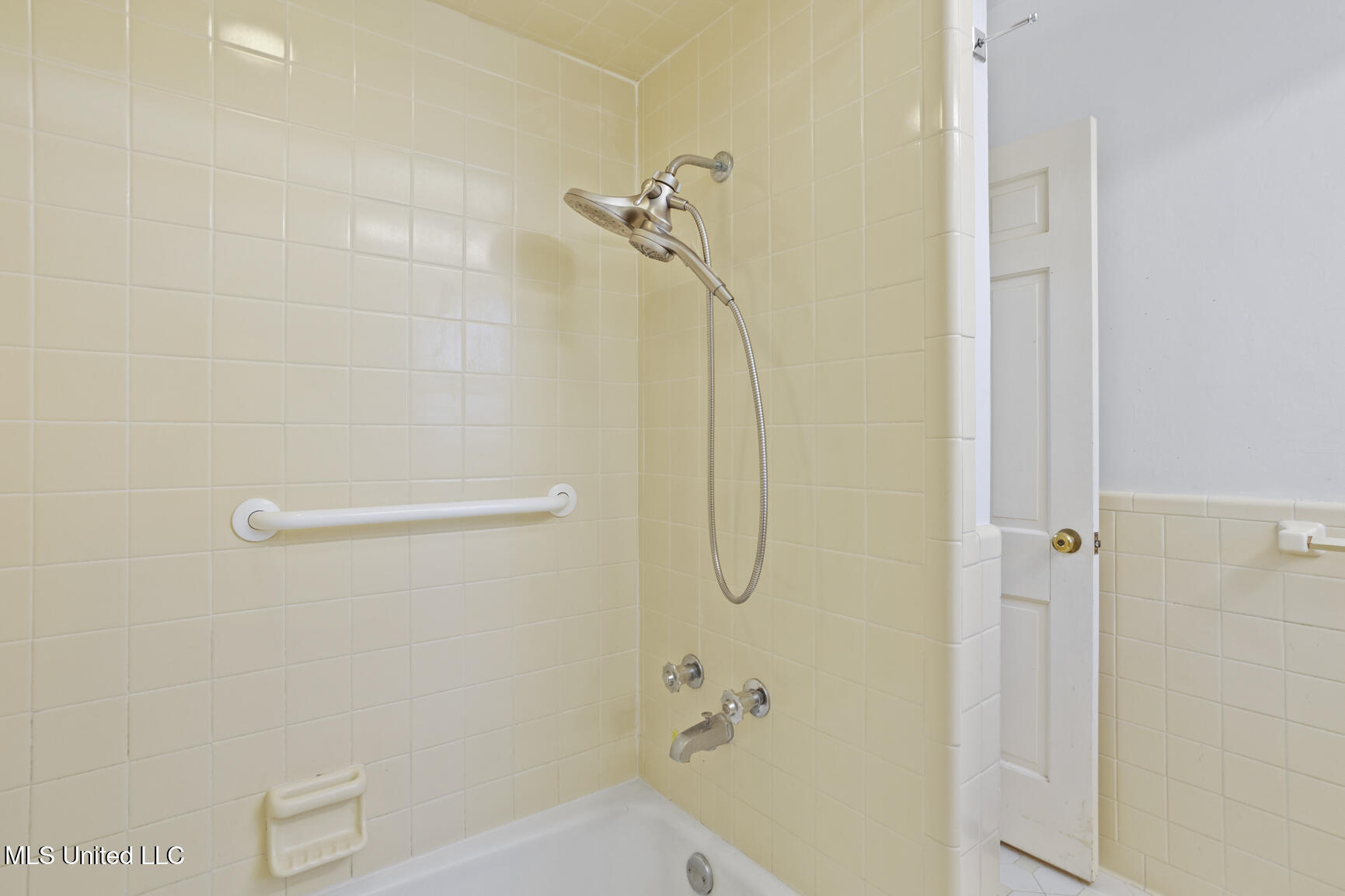 1431 Roxbury Place Jackson, MS 39211 - Photo 19 of 25 Primary Bath and Shower