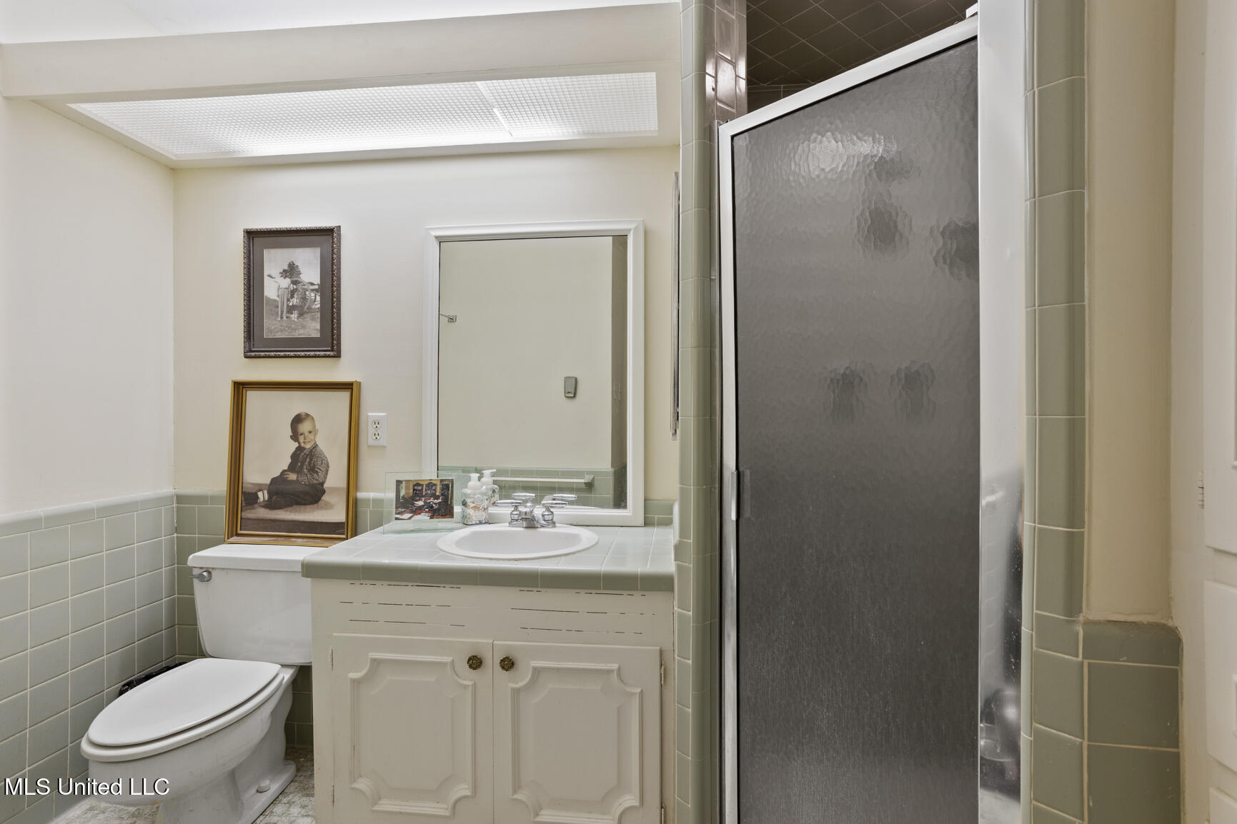 1431 Roxbury Place Jackson, MS 39211 - Photo 21 of 25 2nd Bathroom