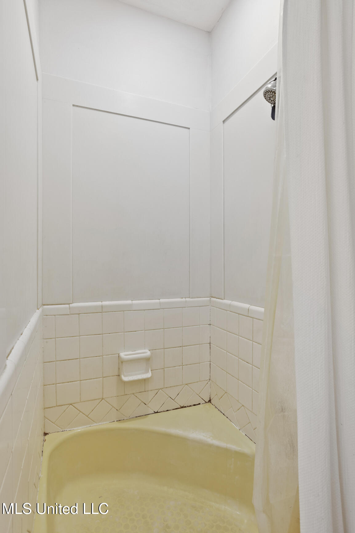 1431 Roxbury Place Jackson, MS 39211 - Photo 24 of 25 3rd Bathroom Shower and Bath