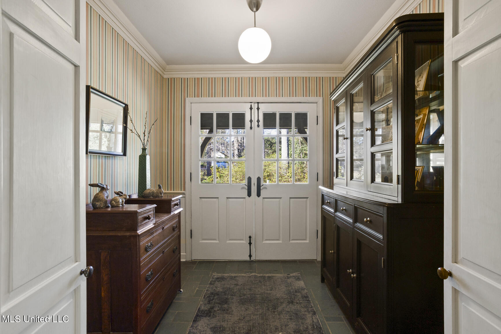 1431 Roxbury Place Jackson, MS 39211 - Photo 4 of 25 Front Foyer