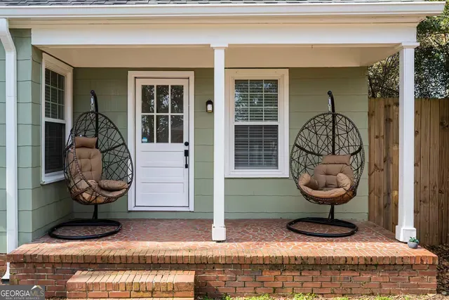 a view of a livingroom with furniture