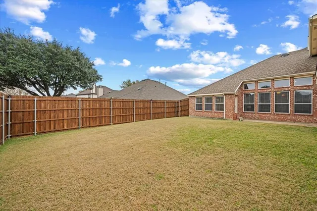 a view of a backyard