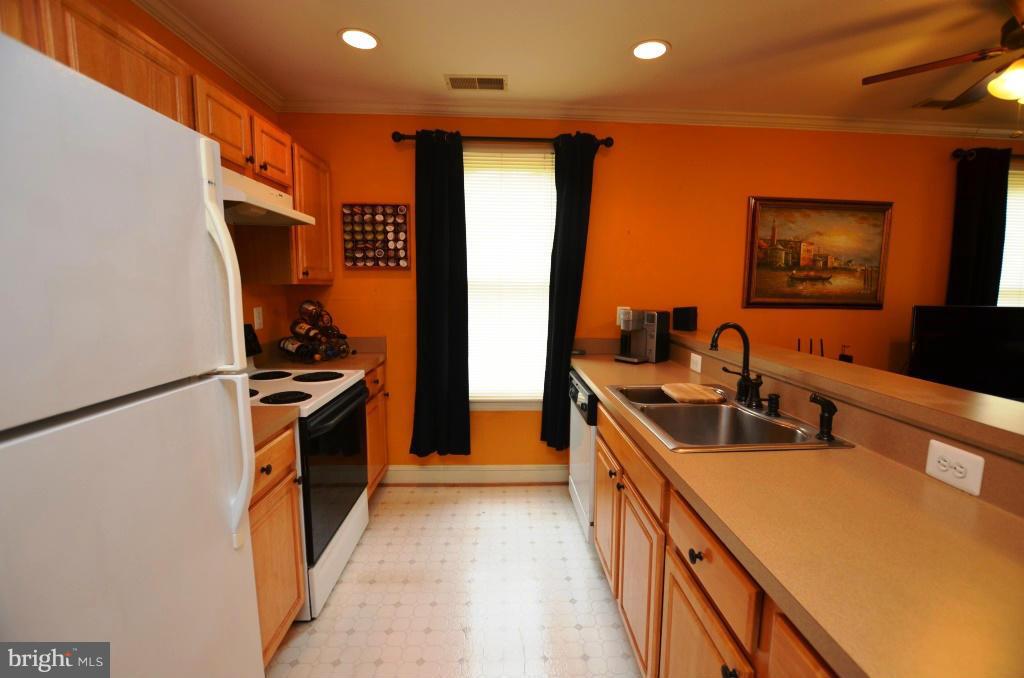 104 Dry Mill Road Southwest, Unit 203 Leesburg, VA 20175 - Photo 9 of 19 Kitchen