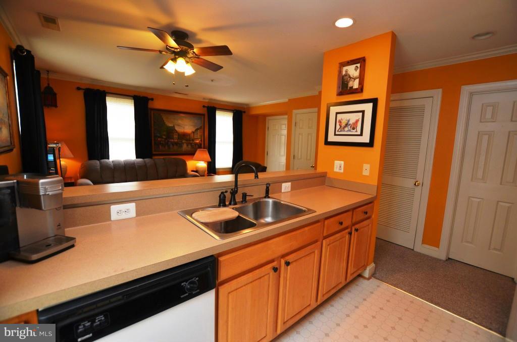 104 Dry Mill Road Southwest, Unit 203 Leesburg, VA 20175 - Photo 10 of 19 Kitchen