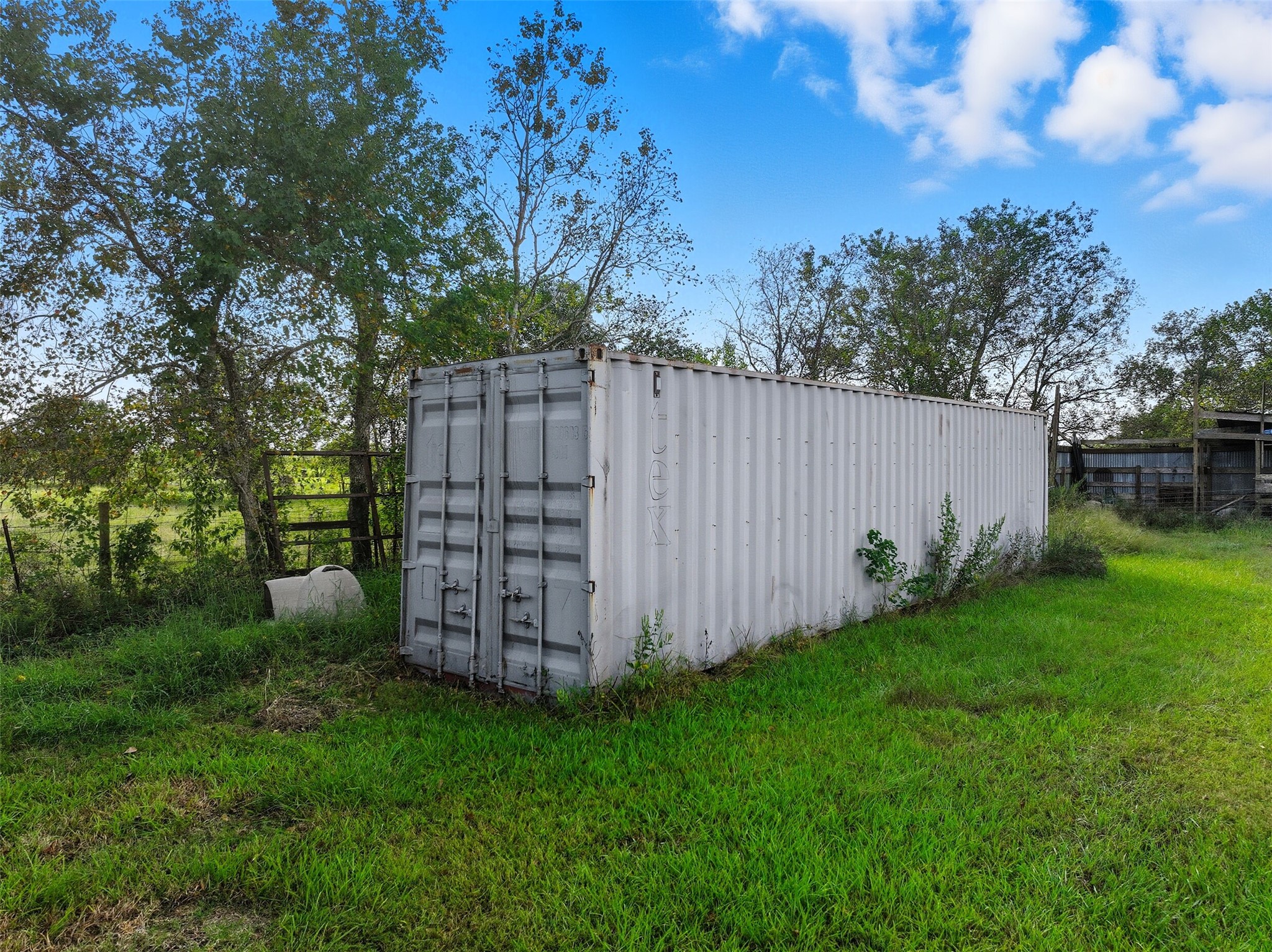 11715 County Road 48 Rosharon, TX 77583 - Photo 6 of 11 a view of a backyard with potted plants and wooden fence