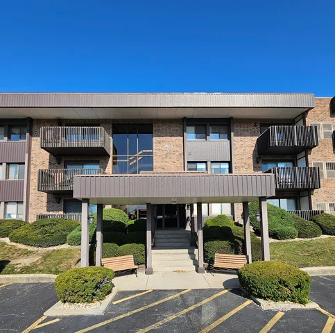 $185,000 | 1420 Woodbridge Road, Unit 1E, Joliet, IL 60436