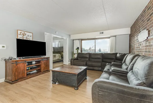 $185,000 | 1420 Woodbridge Road, Unit 1E, Joliet, IL 60436