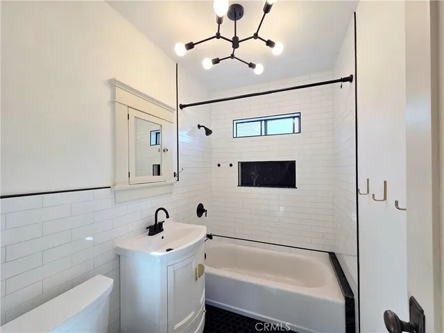 $3,095 | 3624 East 8th Street, Long Beach, CA 90804