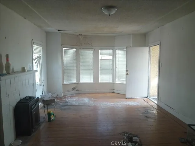 a view of livingroom with furniture and windows