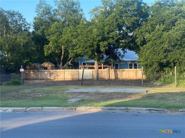 $135,000 | 138 Elm Street, Lockhart, TX 78644