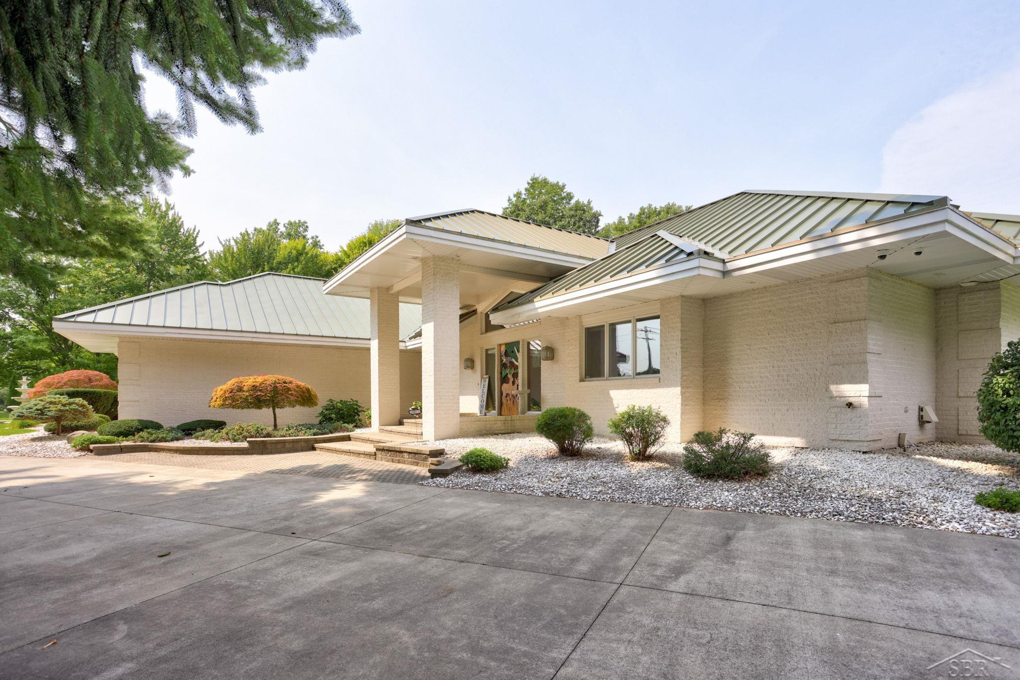 3858 South Graham Road Saginaw, MI 48609 - Photo 5 of 85 50119495-4.JPG