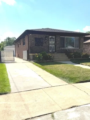 a house view with a backyard space