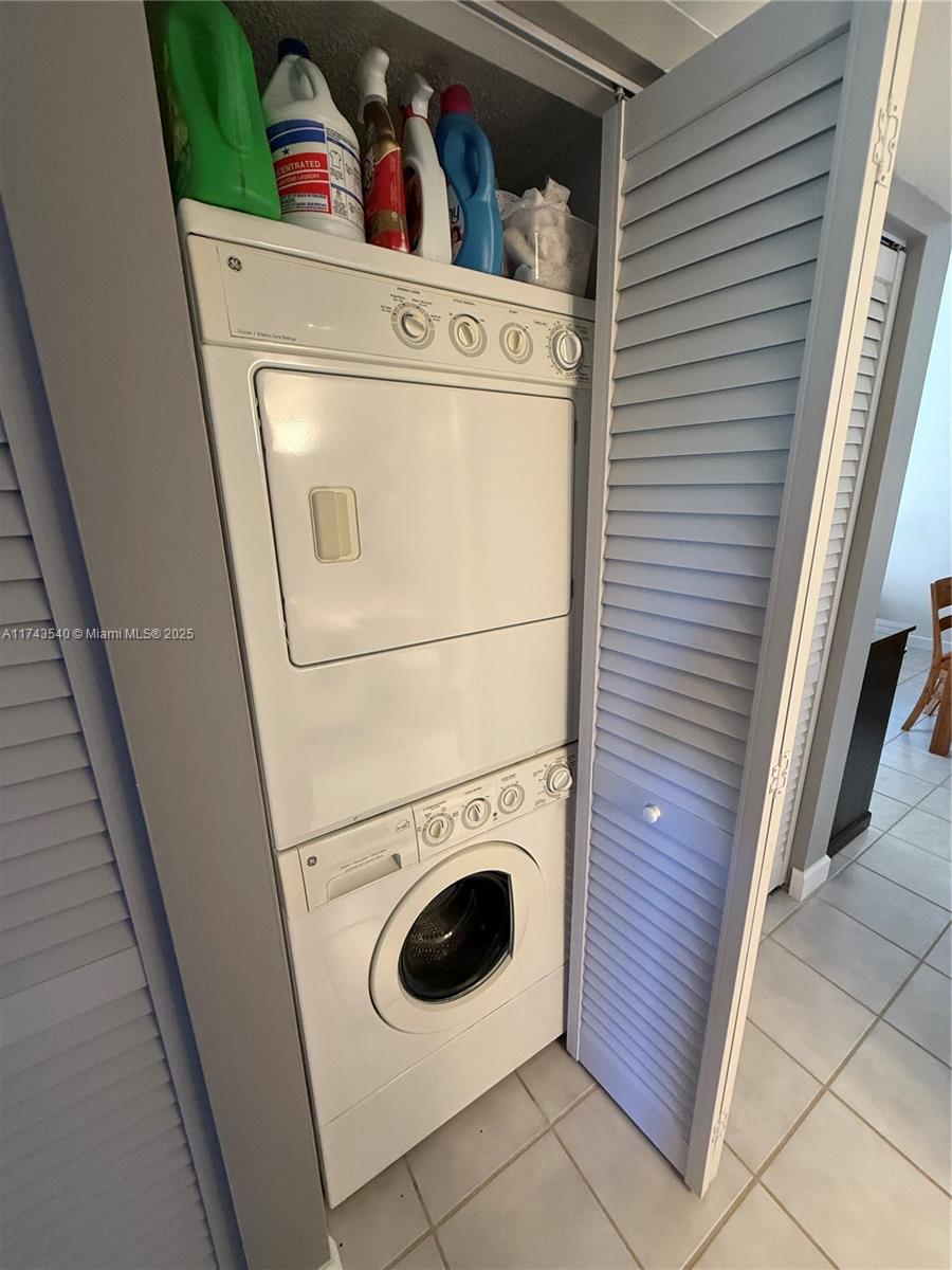 609 Waterside Drive, Unit 609 Hypoluxo, FL 33462 - Photo 13 of 33 a utility room with dryer and washer