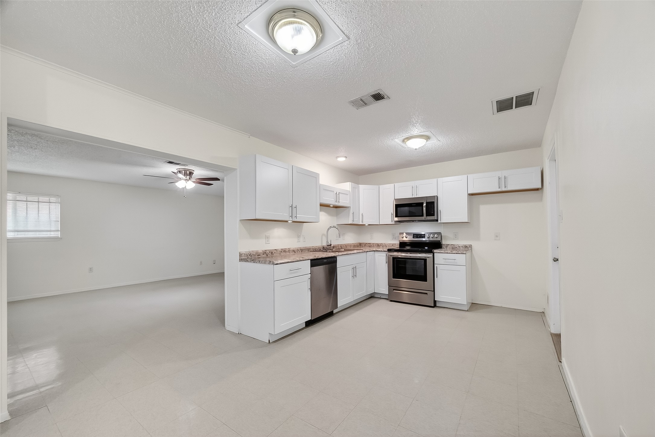 15022 Chipman Ln. Houston, TX 77060 - Photo 18 of 40 Kitchen view