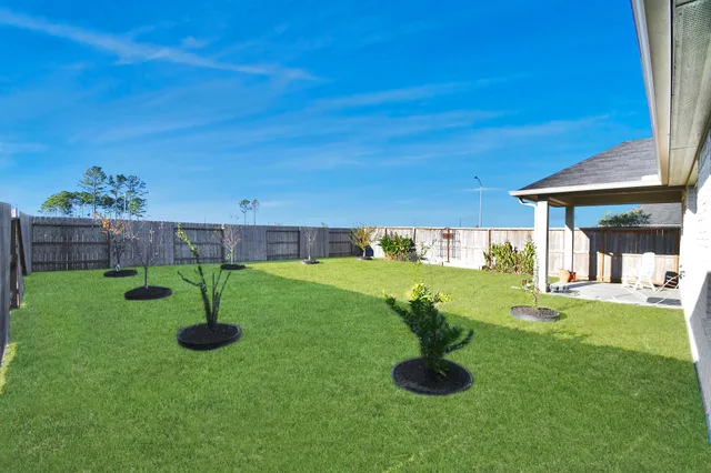 a view of a house with backyard