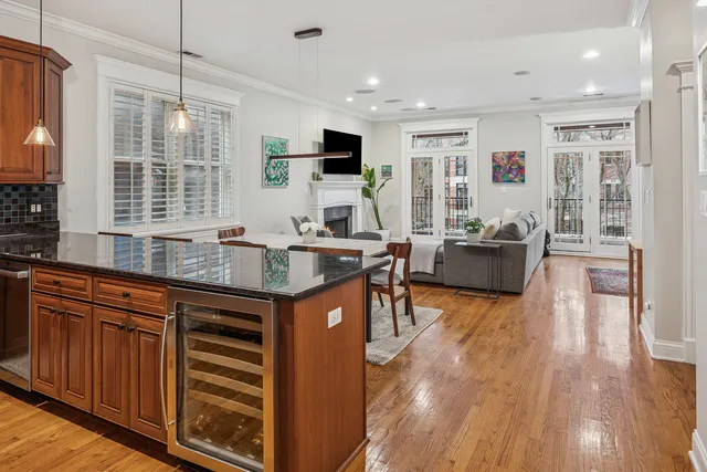 $750,000 | 3248 North Kenmore Avenue, Unit 3, Chicago, IL 60657