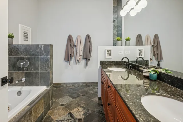 $750,000 | 3248 North Kenmore Avenue, Unit 3, Chicago, IL 60657