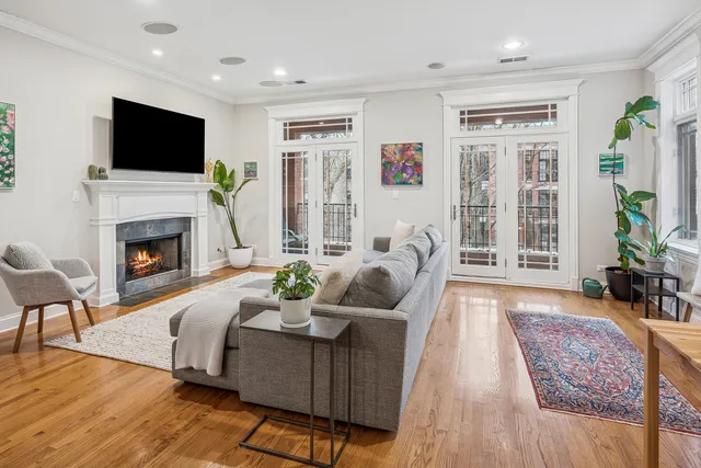 $750,000 | 3248 North Kenmore Avenue, Unit 3, Chicago, IL 60657