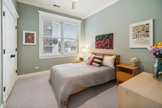 $750,000 | 3248 North Kenmore Avenue, Unit 3, Chicago, IL 60657