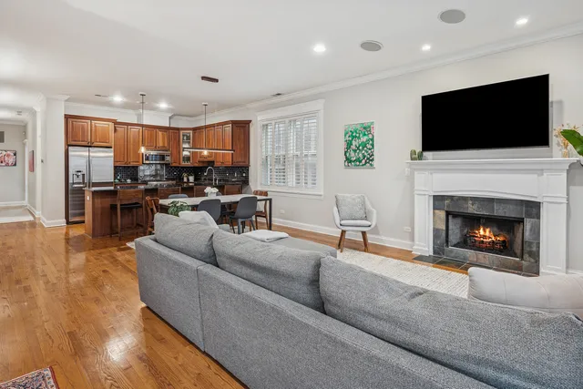 $750,000 | 3248 North Kenmore Avenue, Unit 3, Chicago, IL 60657