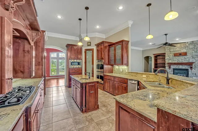 a large kitchen with kitchen island a large island in it