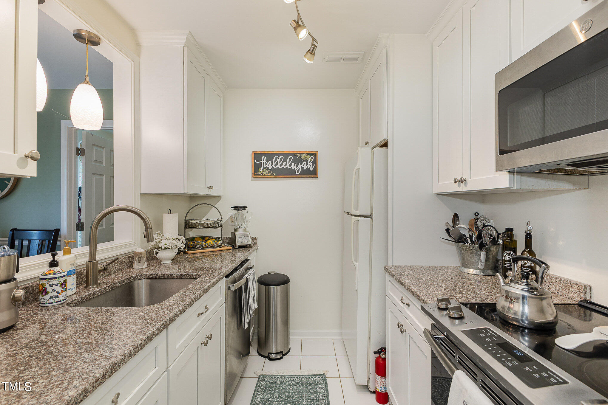 3639 Mill Run, Unit 12 Raleigh, NC 27612 - Photo 6 of 16 a kitchen with stainless steel appliances granite countertop a sink dishwasher stove and refrigerator