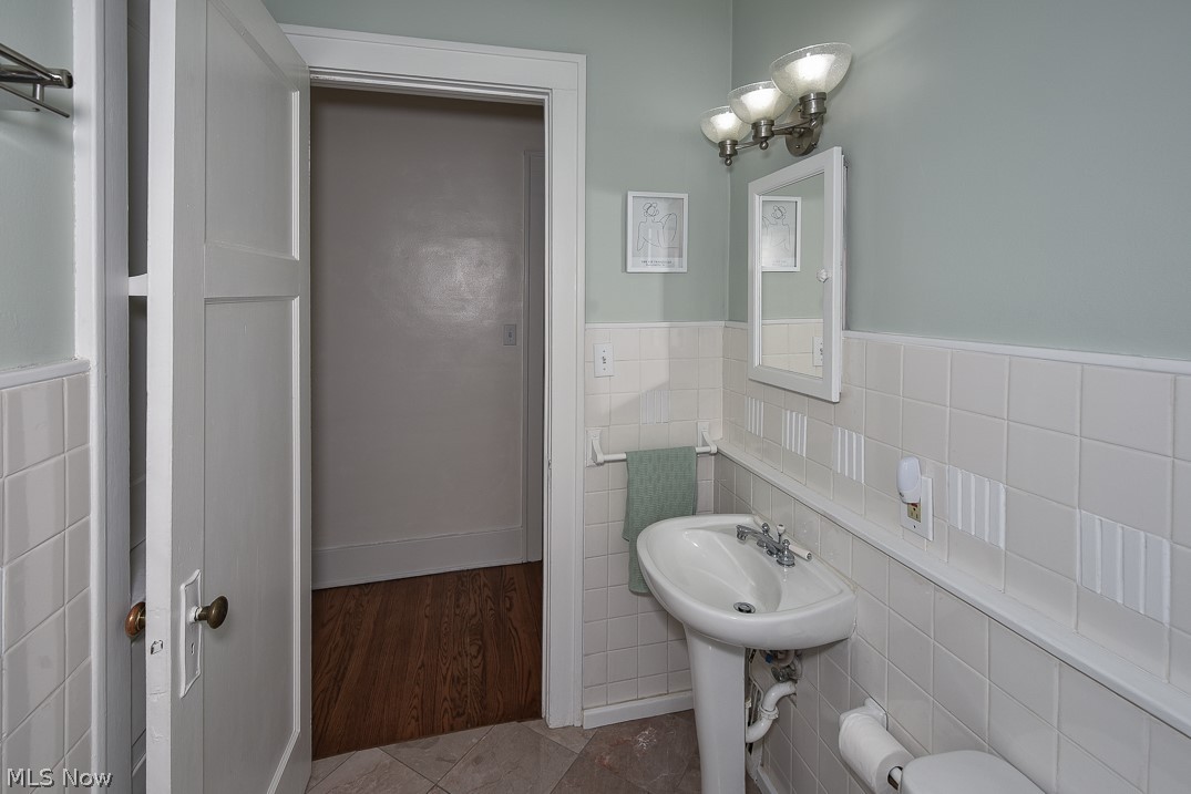 2360 Ashurst Road Cleveland, OH 44118 - Photo 16 of 32