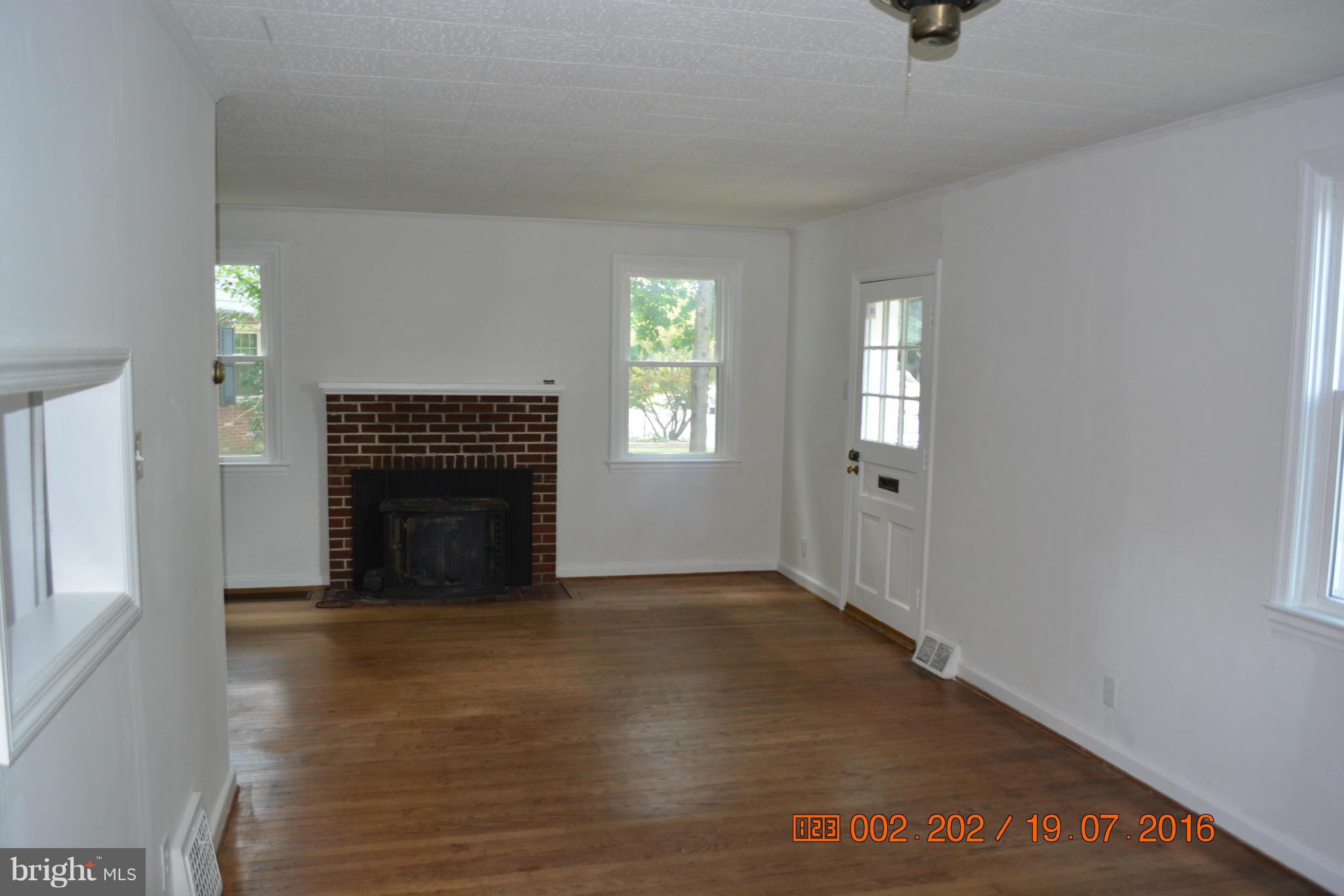 1121 Fairview Road Hagerstown, MD 21742 - Photo 2 of 11 Living Room