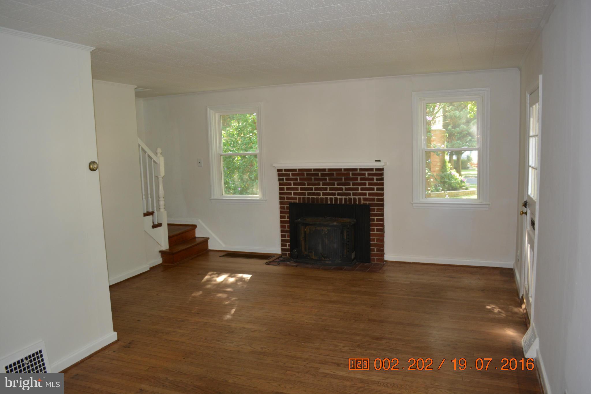 1121 Fairview Road Hagerstown, MD 21742 - Photo 3 of 11 Living Room
