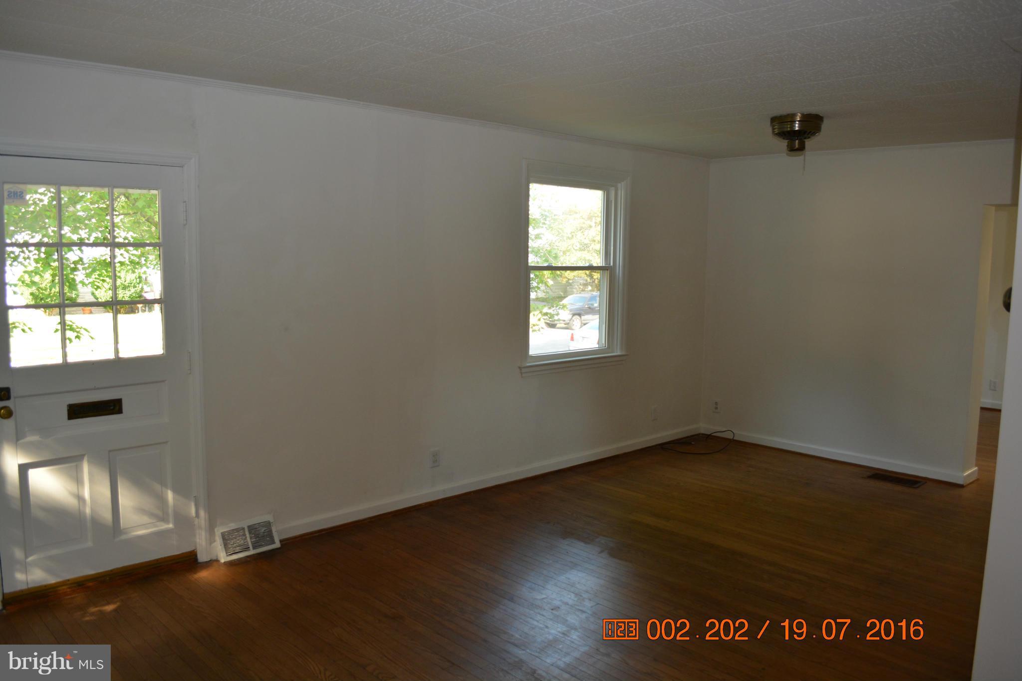 1121 Fairview Road Hagerstown, MD 21742 - Photo 4 of 11 Living Room