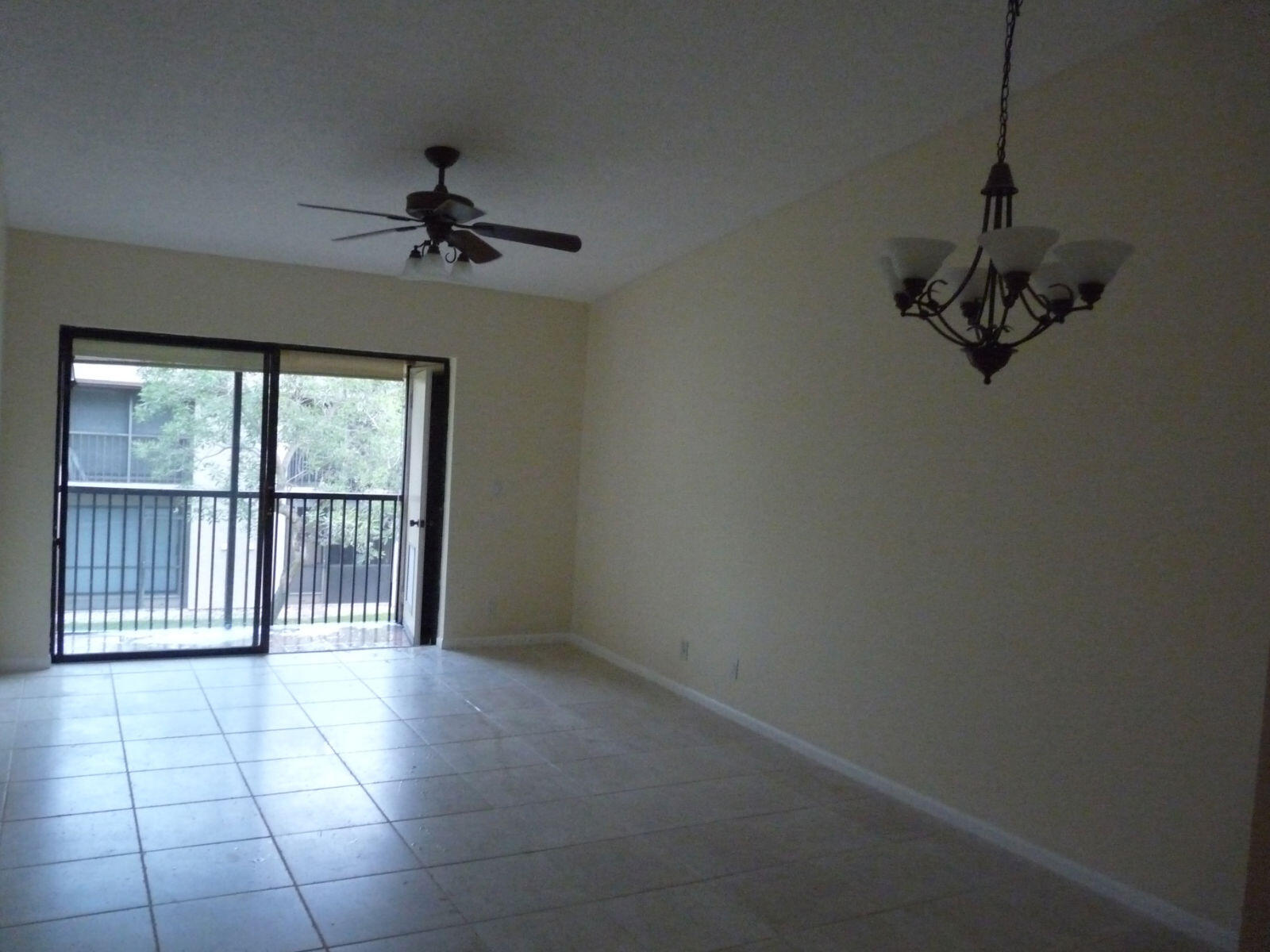 21954 Tidewater Terrace, Unit 201 Boca Raton, FL 33433 - Photo 3 of 8 Living room