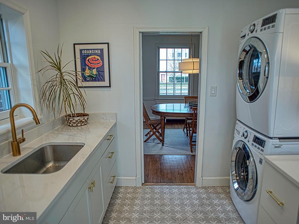 4643 16th Street Northwest, Unit B Washington, DC 20011 - Photo 4 of 24 Efficient mud room entry