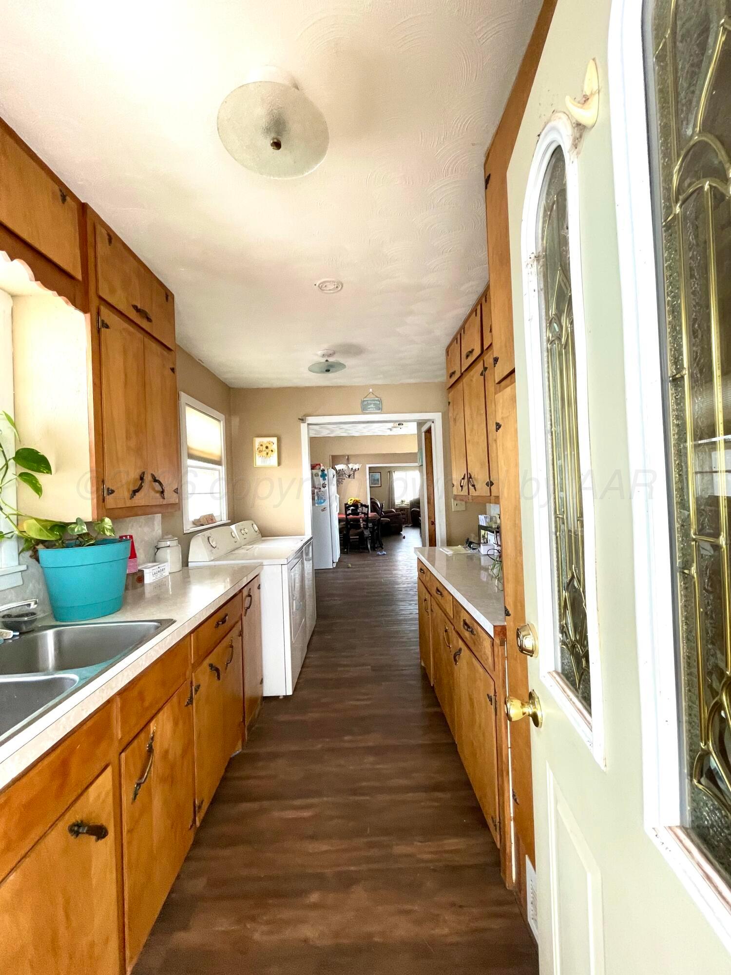 2805 Highway 385 Dimmitt, TX 79027 - Photo 16 of 23 Mudroom/Laundry