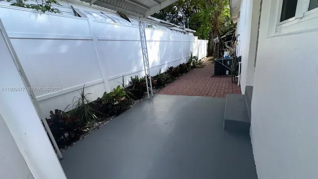 a view of a backyard