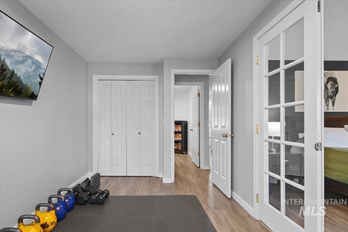 3651 South Gekeler Lane, Unit 96 Boise, ID 83706 - Photo 22 of 38 Workout area featuring a textured ceiling and light wood finished floors